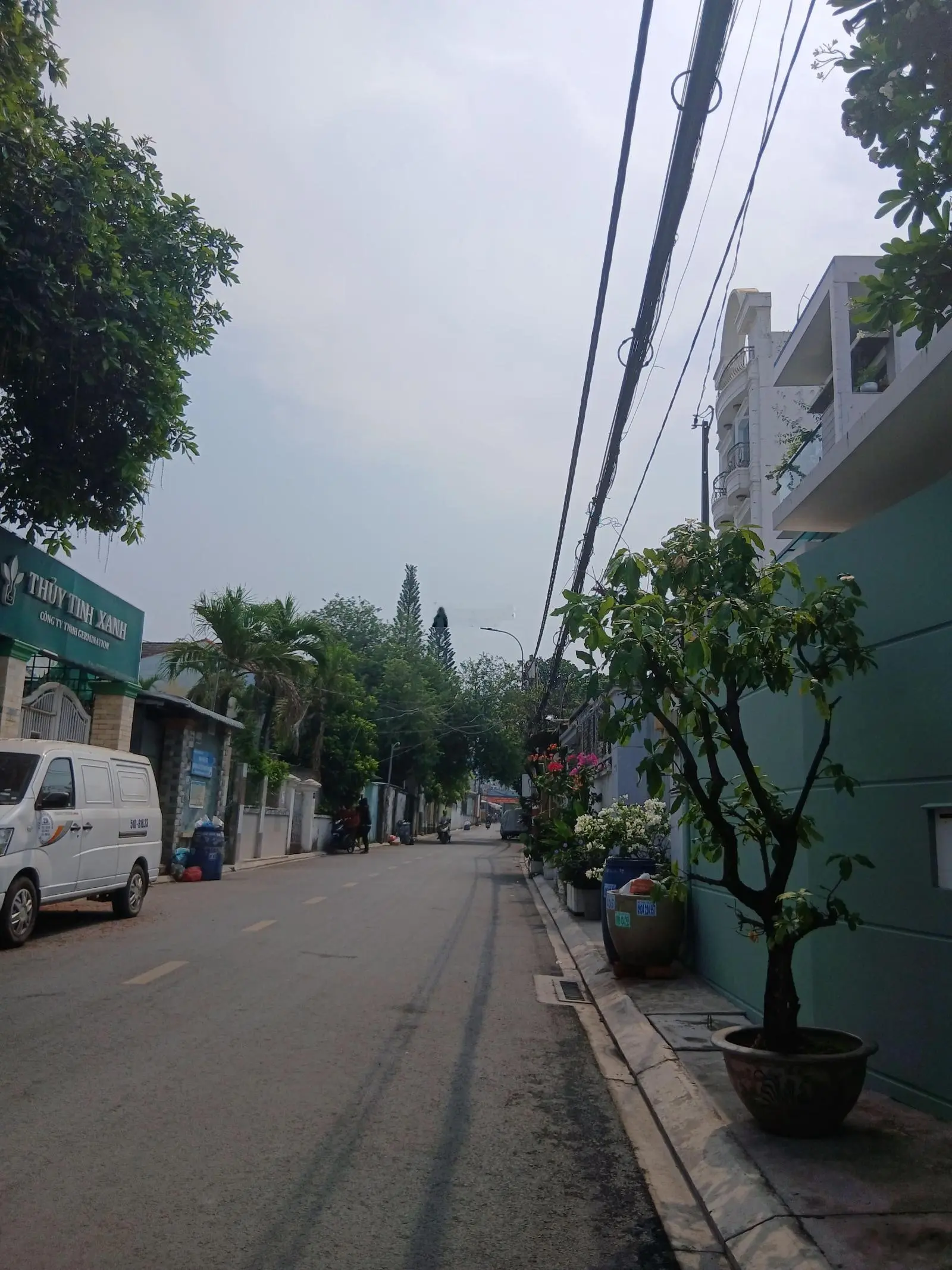 Nhà đẹp 4 tầng, hxh 8m thông, dt 100m2, ngang 5m, 4pn, tặng nội thất,gần kđt vạn phúc city, thủ đức