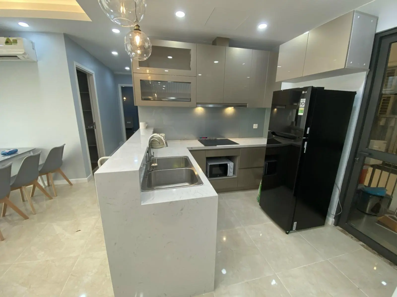(Chỉ 7.6 tỷ). Bán 3PN 2WC full đồ tầng trung view thoáng sổ đỏ lâu dài chung cư Vinhomes D'Capitale