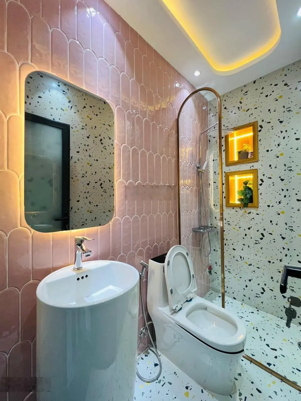 Sở hữu ngay căn nhà Võ Văn Tần, P. 6, Quận 3, DT 60m2, giá 3 tỷ 750tr, cho thuê 20tr, sẵn sổ hồng.