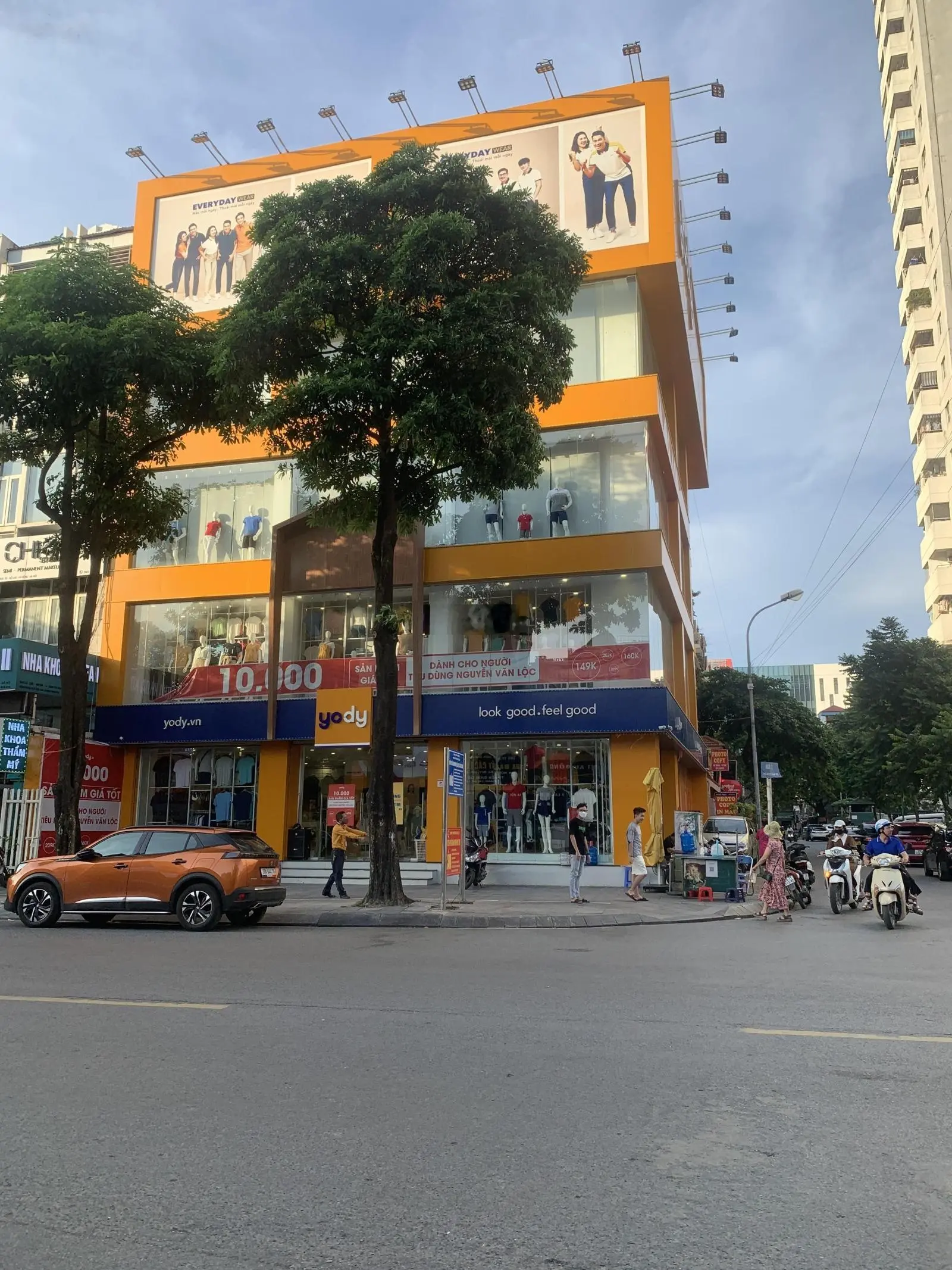 Bán gấp nhà phố Nguyễn Trãi -KD sầm uất,lô góc 3 mặt thoáng.80m2 3 tầng - MT: 6.6m. Giá 22 tỷ 500.