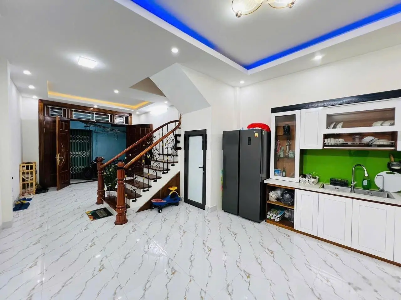 Bán nhà hơn 7 tỷ, nhà mới 50m2, Ngã Tư Vọng - Đại La, 5 tầng - 6 ngủ - gần phố - 2 thoáng trước sau