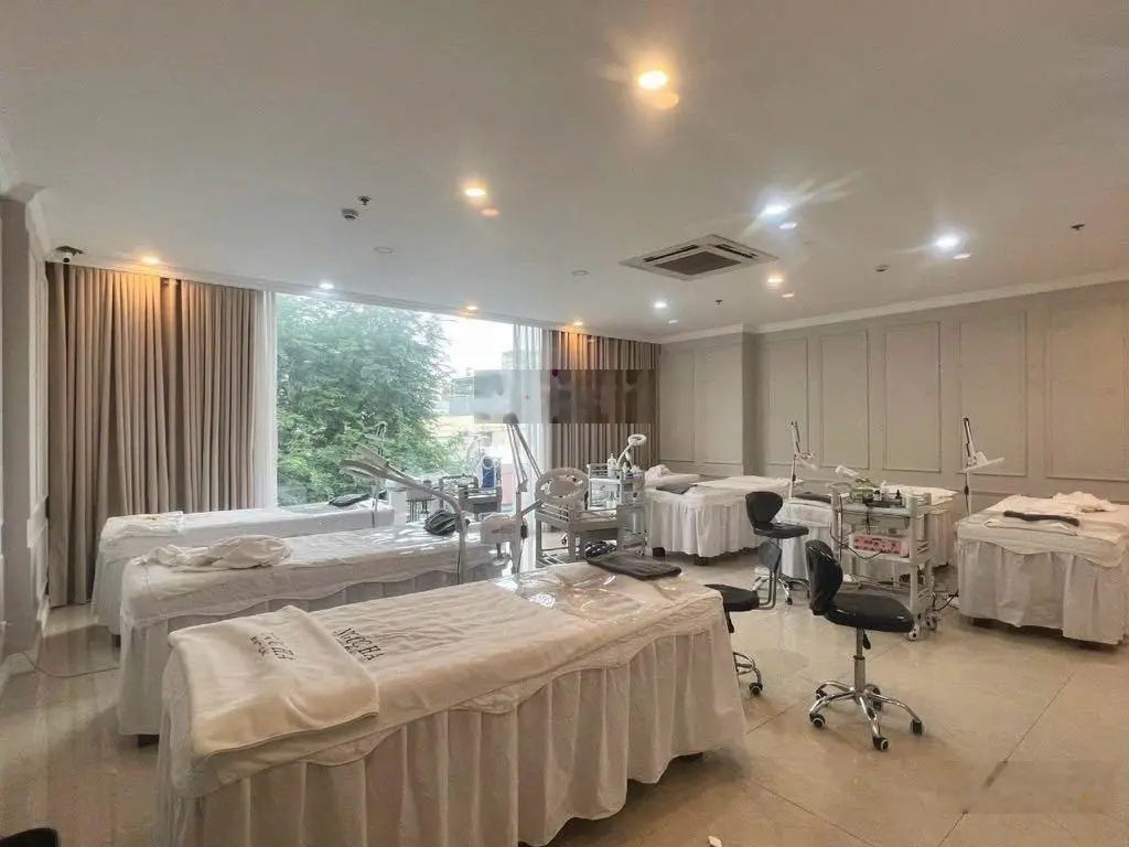 Bán nhà mặt tiền Cao Thắng, ngang khủng 8m. 7 tầng - có thang máy. Chủ giảm tổng 5 tỷ, Quận 10