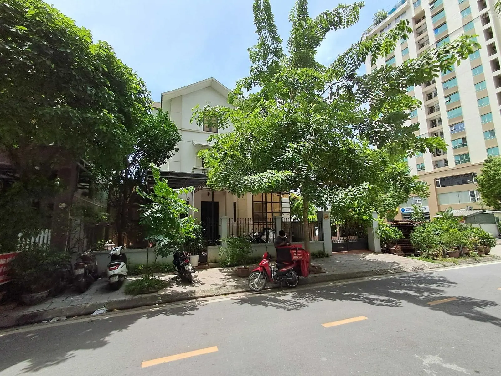 Bán biệt thự KĐT Dịch Vọng, Cầu Giấy, diện tích, 326m, 1 hầm, 4 nổi, lô góc cực thoáng sáng, giá TL