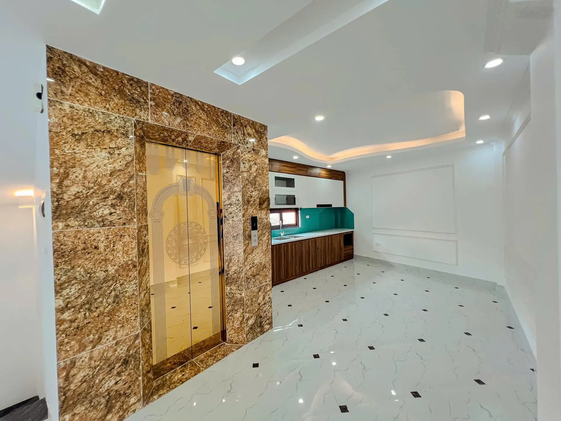 Bán nhà 5 tầng Hoàng Mai, DT 50m2, mặt tiền 4,8m, ô tô đỗ cửa, có thang máy, view hồ, giá 11,5 tỷ