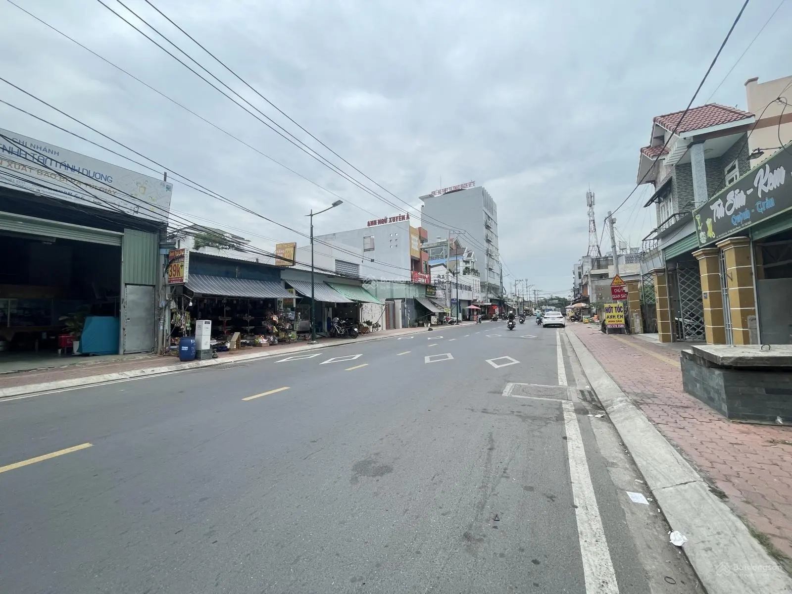 Nhà 3 tầng ngay chợ Hiệp Bình Phước, đối diện Giang Ghẹ - Khu đồng bộ đường xe hơi. Nhà chủ tự xây