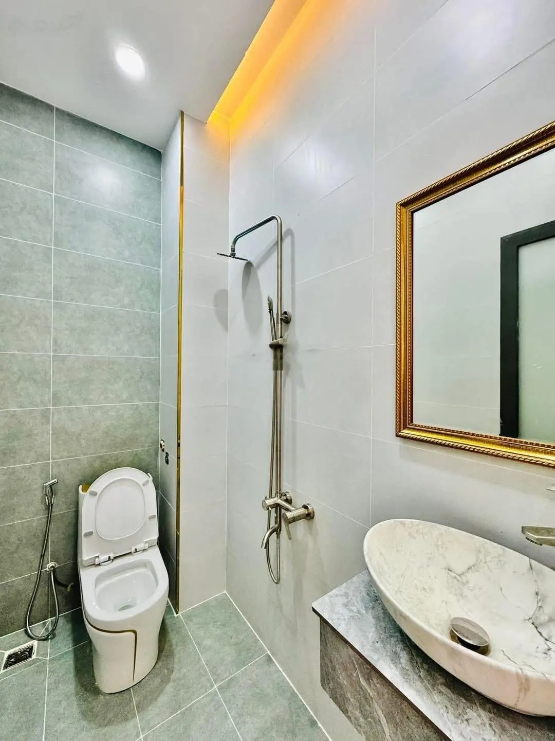 Cô chú chủ nhà cần bán nhà Võ Thị Sáu, Q3, sẵn HĐ thuê KD tốt 18tr/th, 72m2, sổ hồng riêng