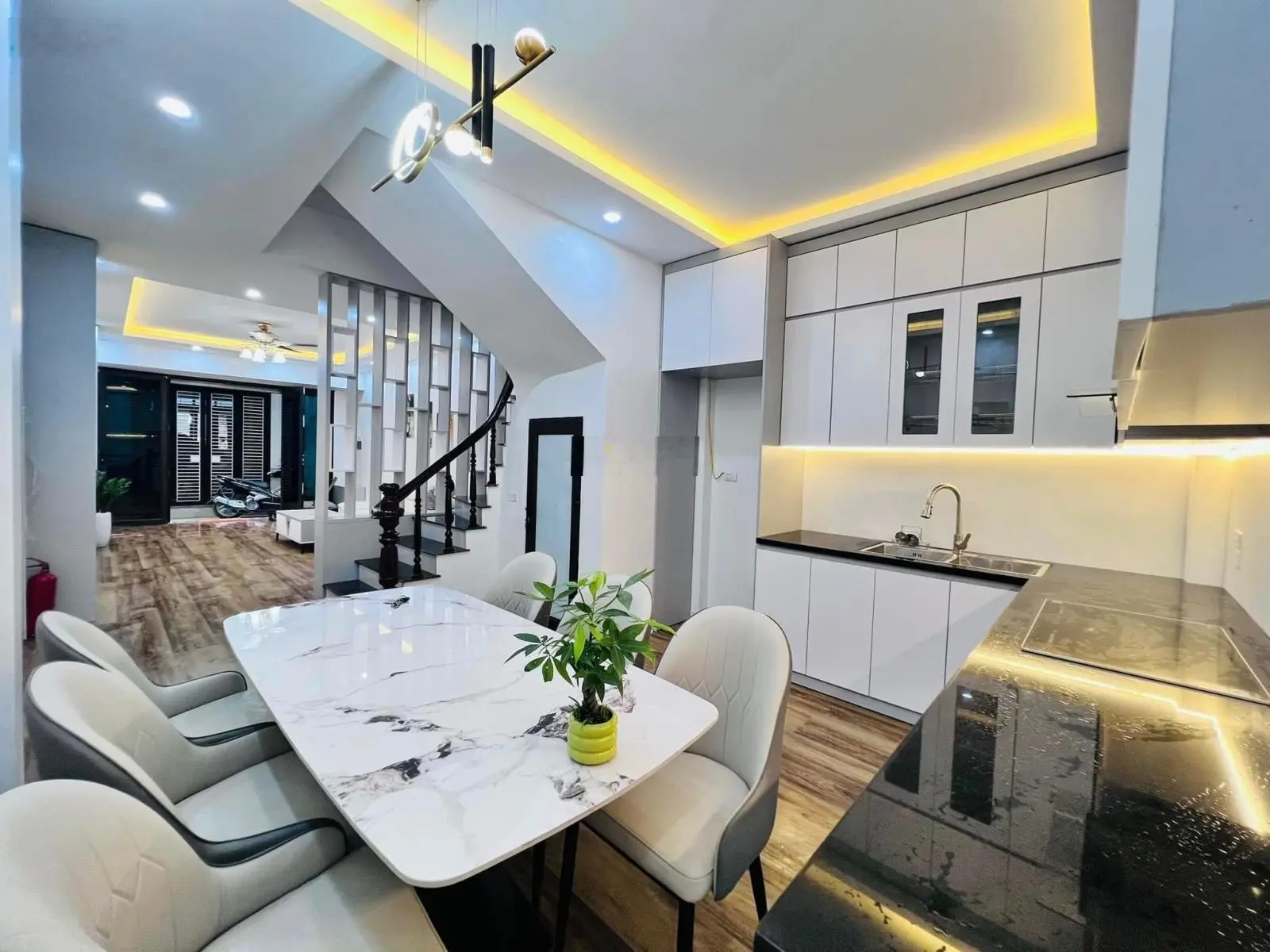Bán nhà ngay Hồ Hạ Đình, Ô Tô đỗ sát cửa, 52m2 Nhà Đẹp, 20m ra đường Container tránh nhau.