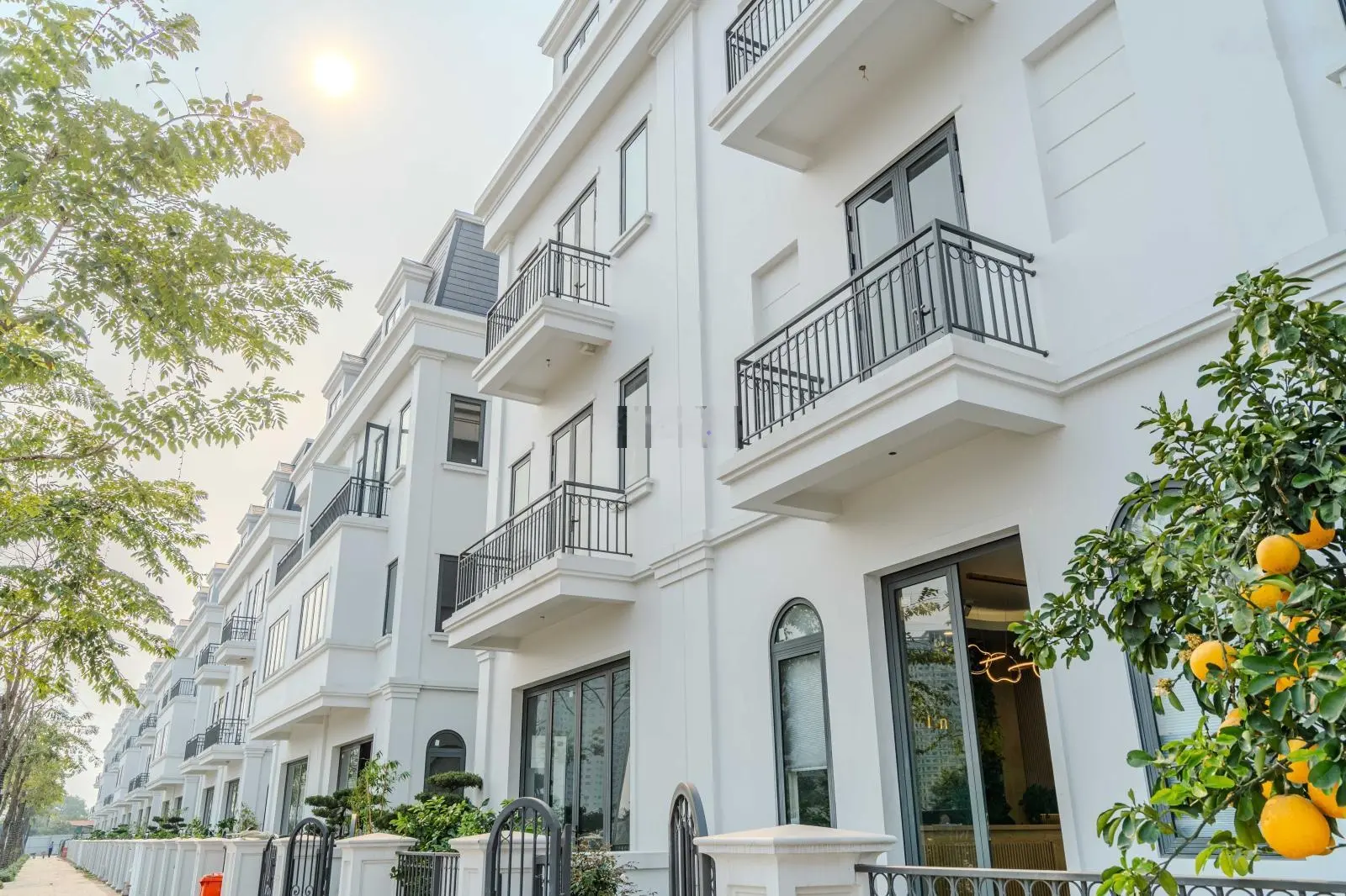 Em Huy cần bán gấp lô biệt thự sát góc P01 diện tích 169m2 3 tầng 1 tum cực đẹp ở Solasta Mansion