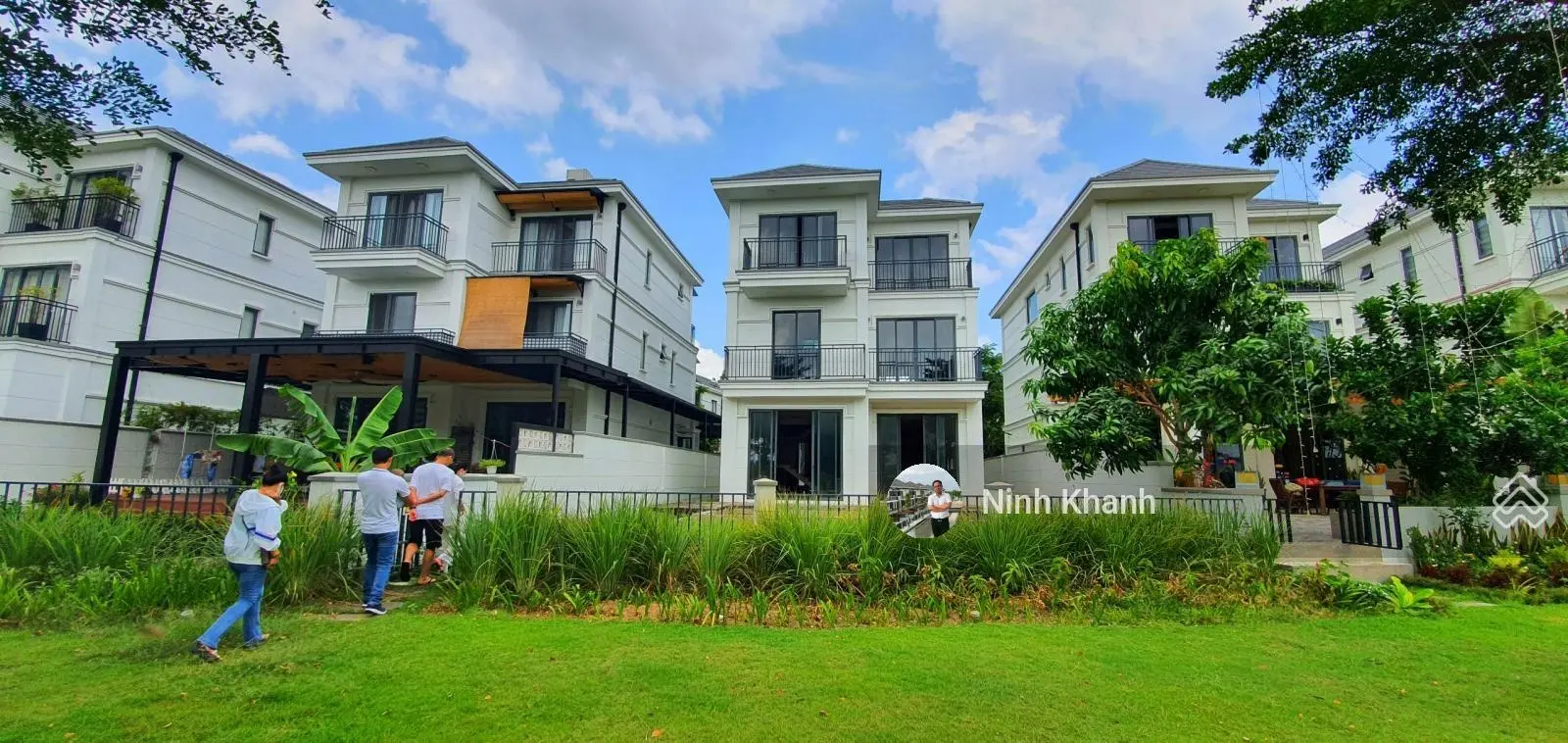 Kẹt tiền cần bán gấp căn biệt thự Nine South 15 tỷ full nội thất, xem nhà liên hệ 0909 499 ***