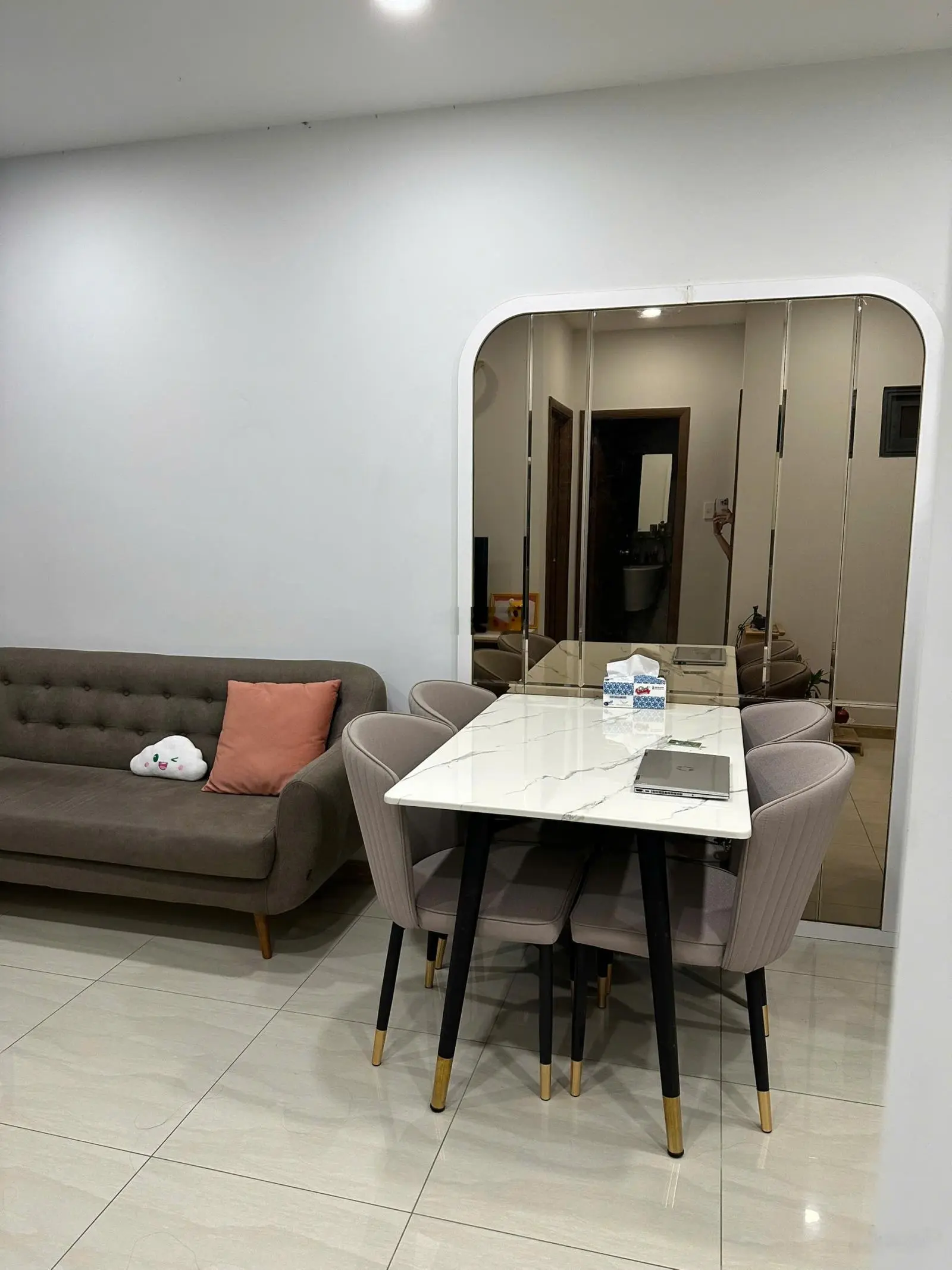 Bán gấp căn 2PN1WC - full nội thất đẹp. Giá 1ty4 bao hết thuế phí sang tên. Sổ hồng riêng