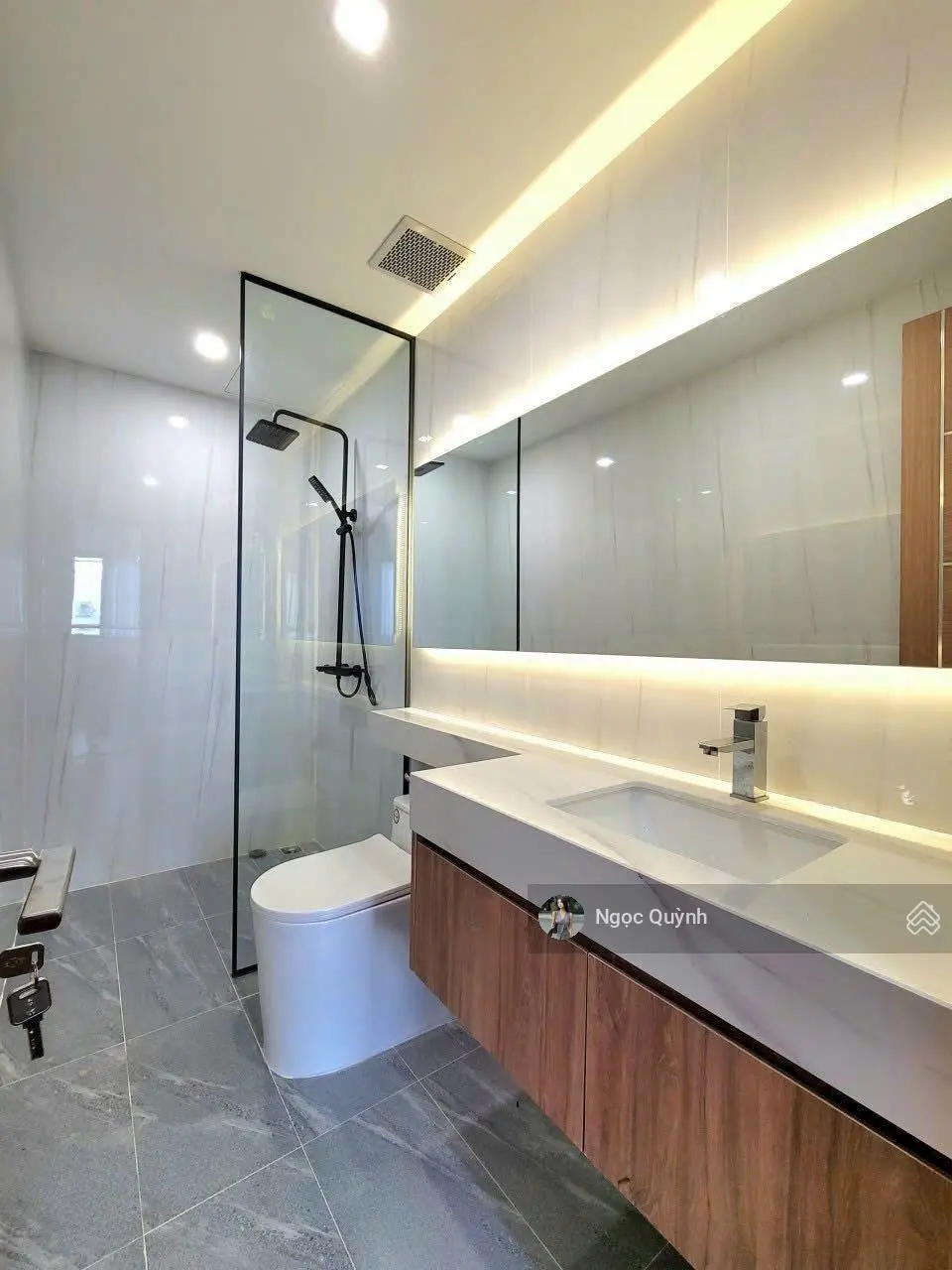 Bán gấp nhà 53m2 đường Thích Quảng Đức P5 Phú Nhuận. Giá 2 tỷ 950 Sổ riêng. Còn HĐ thuê 9tr/tháng