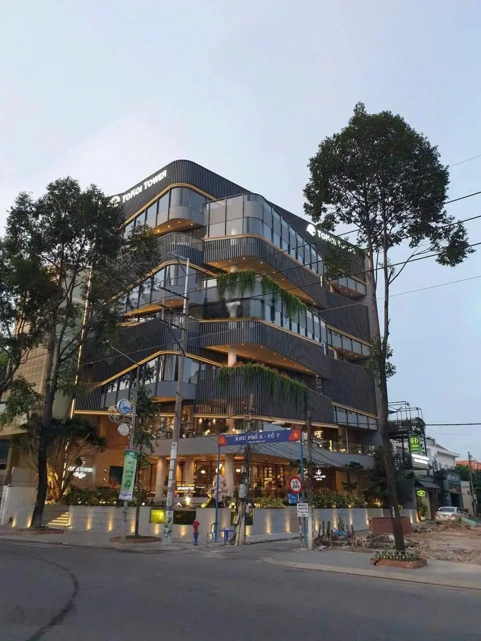 Bán CHDV thu nhập 300 triệu/tháng. DT 10x33m (CN 300m2). 4 lầu. Thang máy. Giá 40,9 tỷ TL