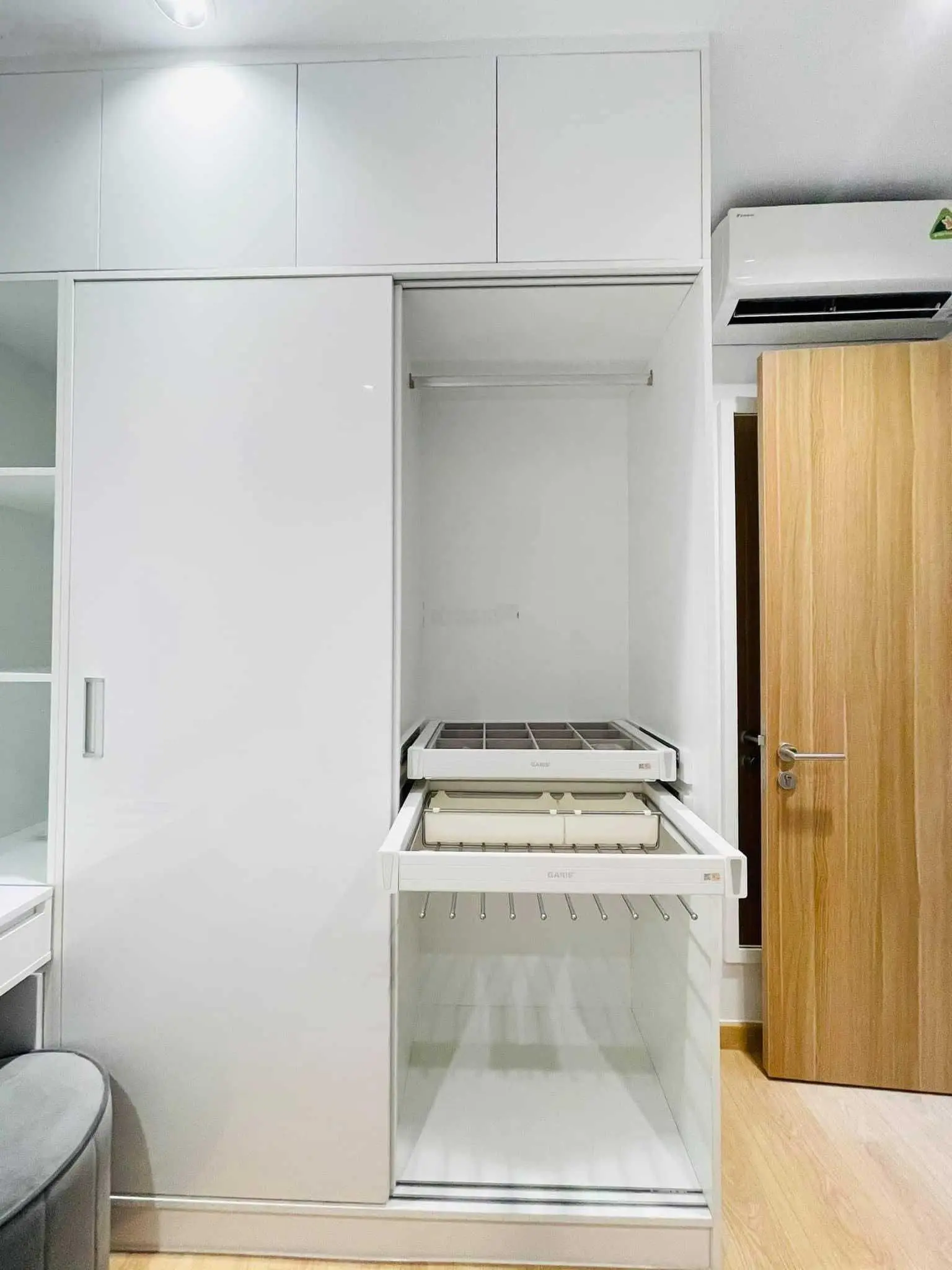 Cần bán căn hộ ngay trung tâm TP. Thủ Đức, 2 phòng ngủ đầy đủ nội thất, giá rẻ hơn thị trường