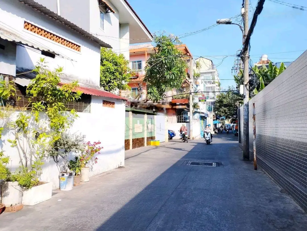 Về quê cần bán căn nhà, đường Lạc Long Quân - P.8 - Tân Bình, đag cho thuê 21tr, giá 2tỷ970/66,36m2