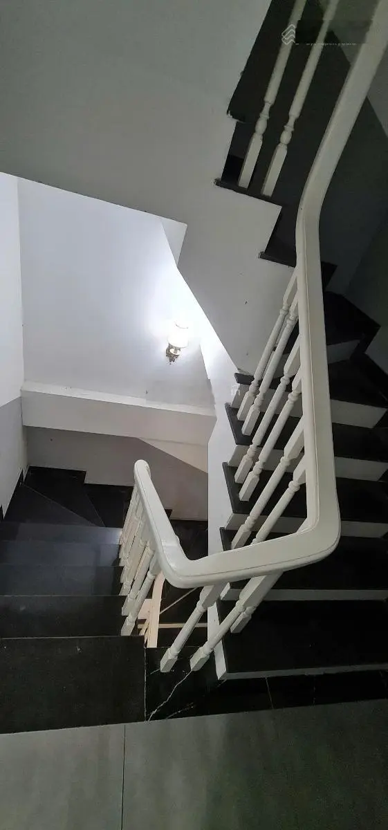 Nhà sổ đỏ 40 m2 - oto đỗ cửa - tiện ích xung quanh đầy đủ