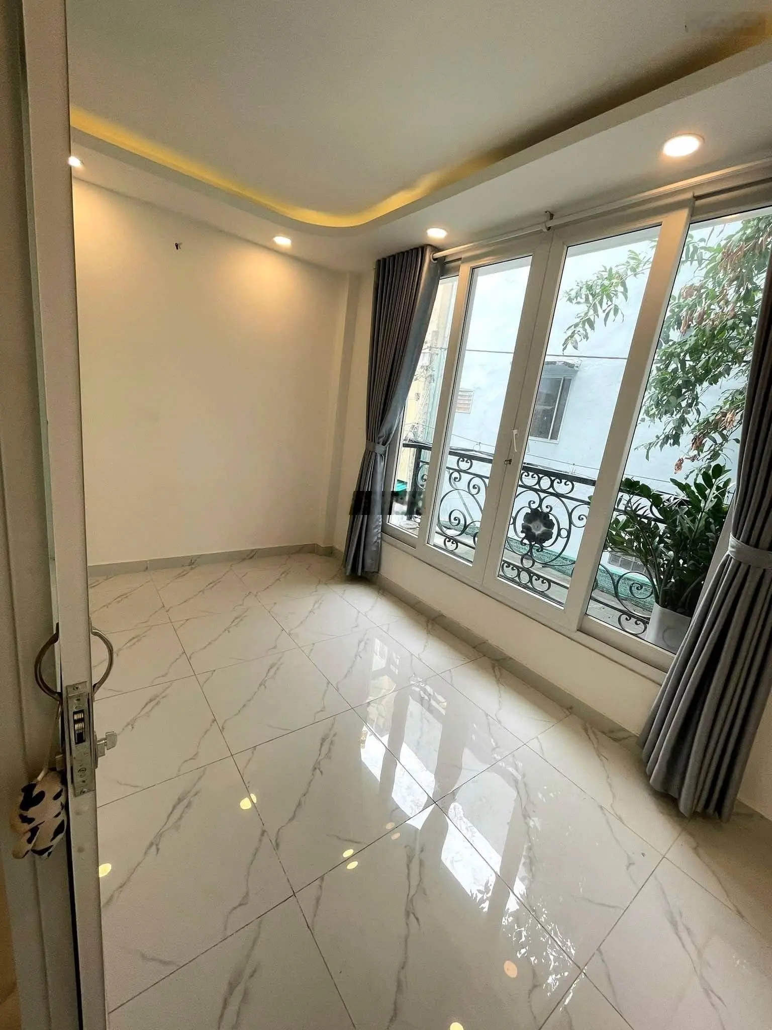 Nhà ngộp 3 Lầu cần bán gấp, MT Cách Mạng Tháng 8, Phường 13, Quận 10, sổ sẵn hoàn công