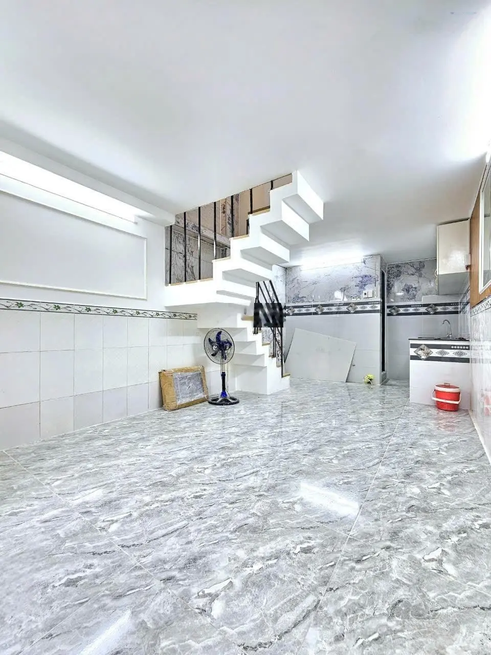 Nhà đẹp và ở liền 1 lầu, kế Quận 7. 750 triệu