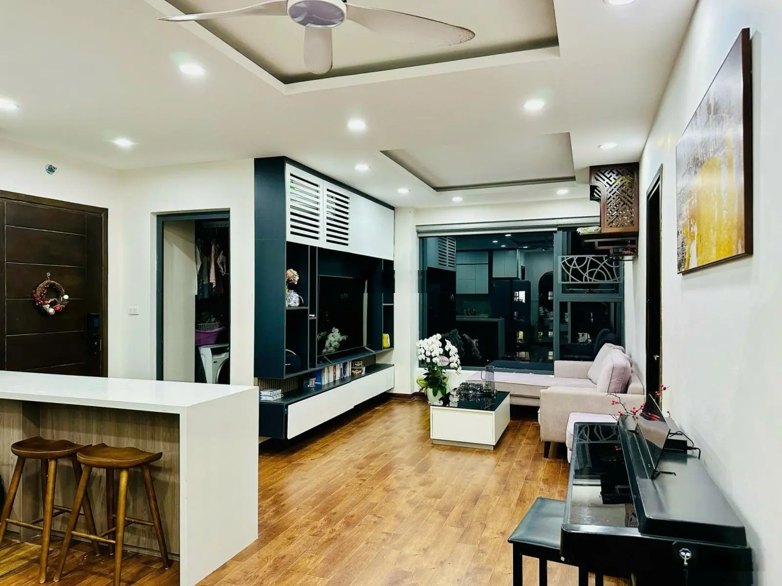 Căn hộ 2 phòng ngủ 74m2, có slot ô tô để hầm, nhà đẹp chưa sửa LH 0985 920 ***