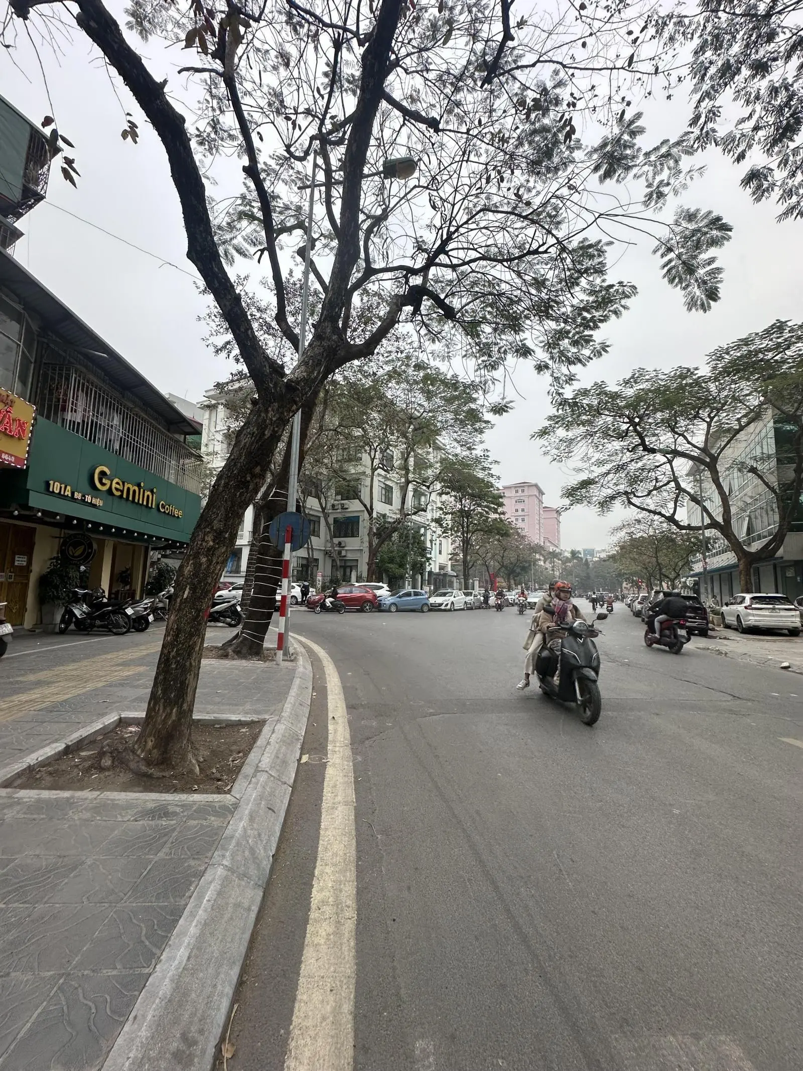 Bán nhà phố hoàng cầu-ô tô vào nhà,1 nhà ra mặt phố dt:45m -4 tầng -mt:4m -giá:15.x tỷ