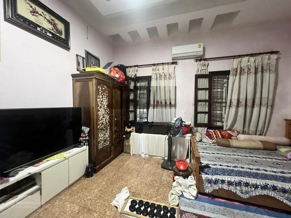 Bán nhà bên hồ, phong thuỷ hồ nước rất tốt, 72m2, mặt tiền 5,2m, ô tô, vỉa hè, Giá 20,3 tỷ.