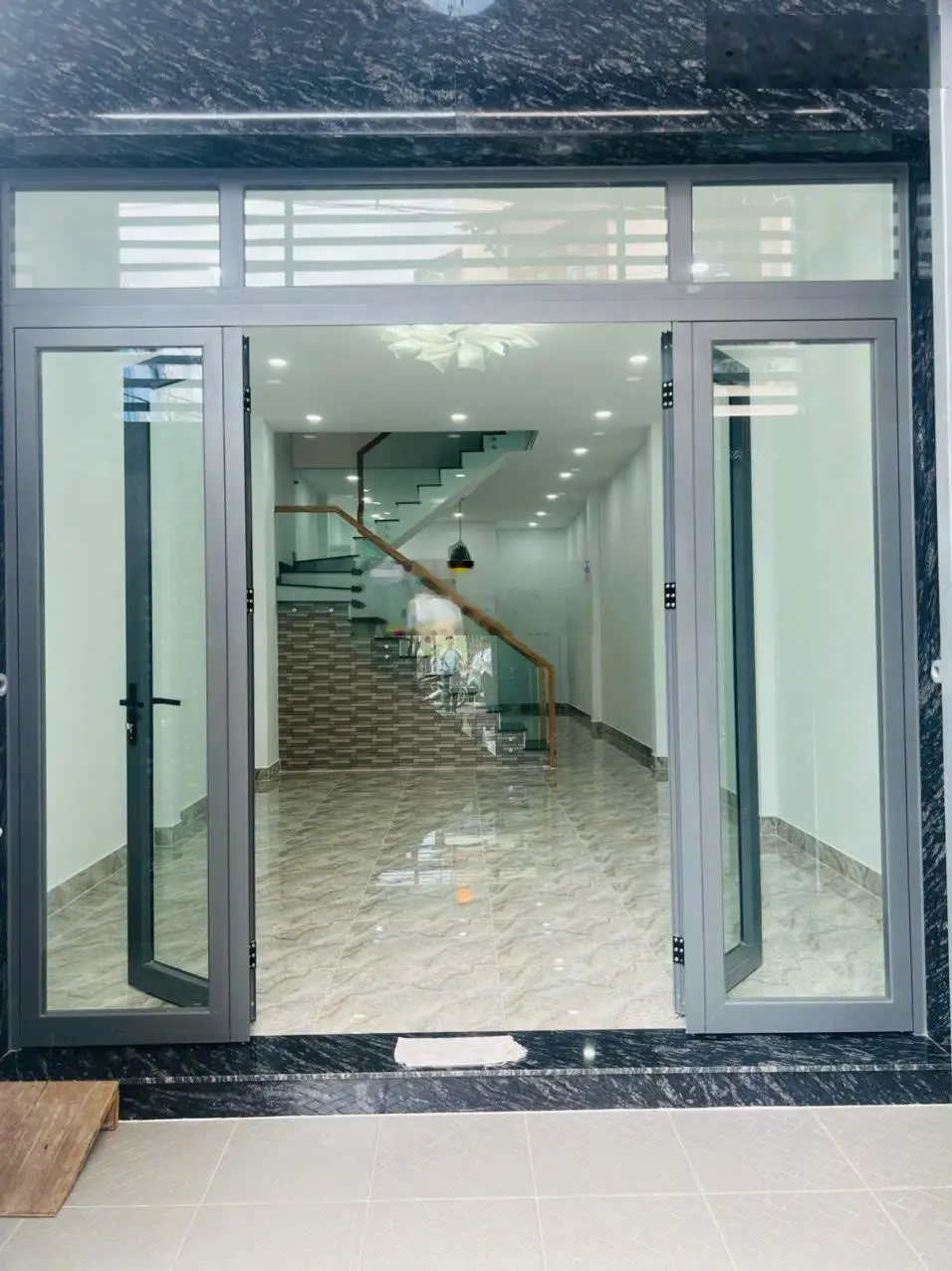 Bán nhà mới xây siêu sang trọng, gần trường học, gần chợ, cách Lũy Bán Bích 200m, Quận Tân Phú