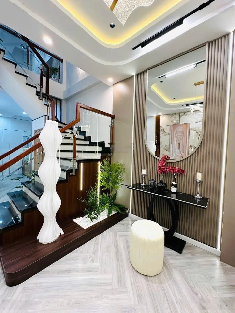 Cần bán gấp nhà Lý Chính Thắng, p8, quận 3. Giá 3,1 tỷ. Sổ hồng riêng, nhà mới bao đẹp