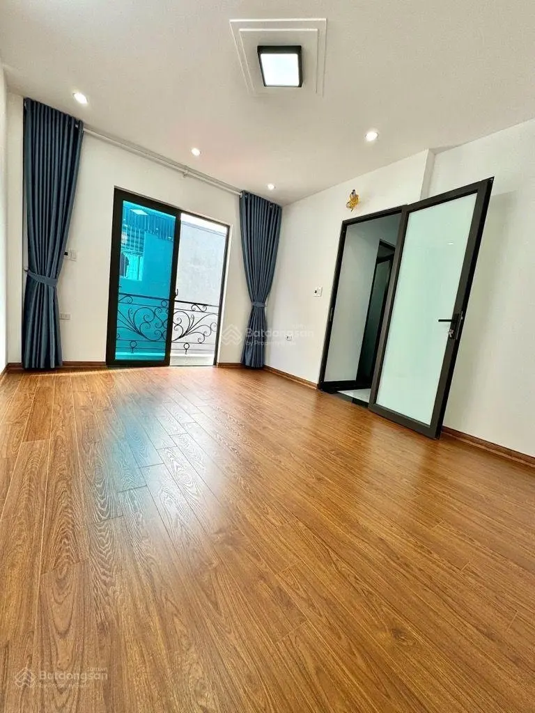 Ngã tư Đại La, gần mặt phố, vỉa hè, ô tô tránh, 42,6 m2, 5T, nhà mới chỉ 6 tỷ