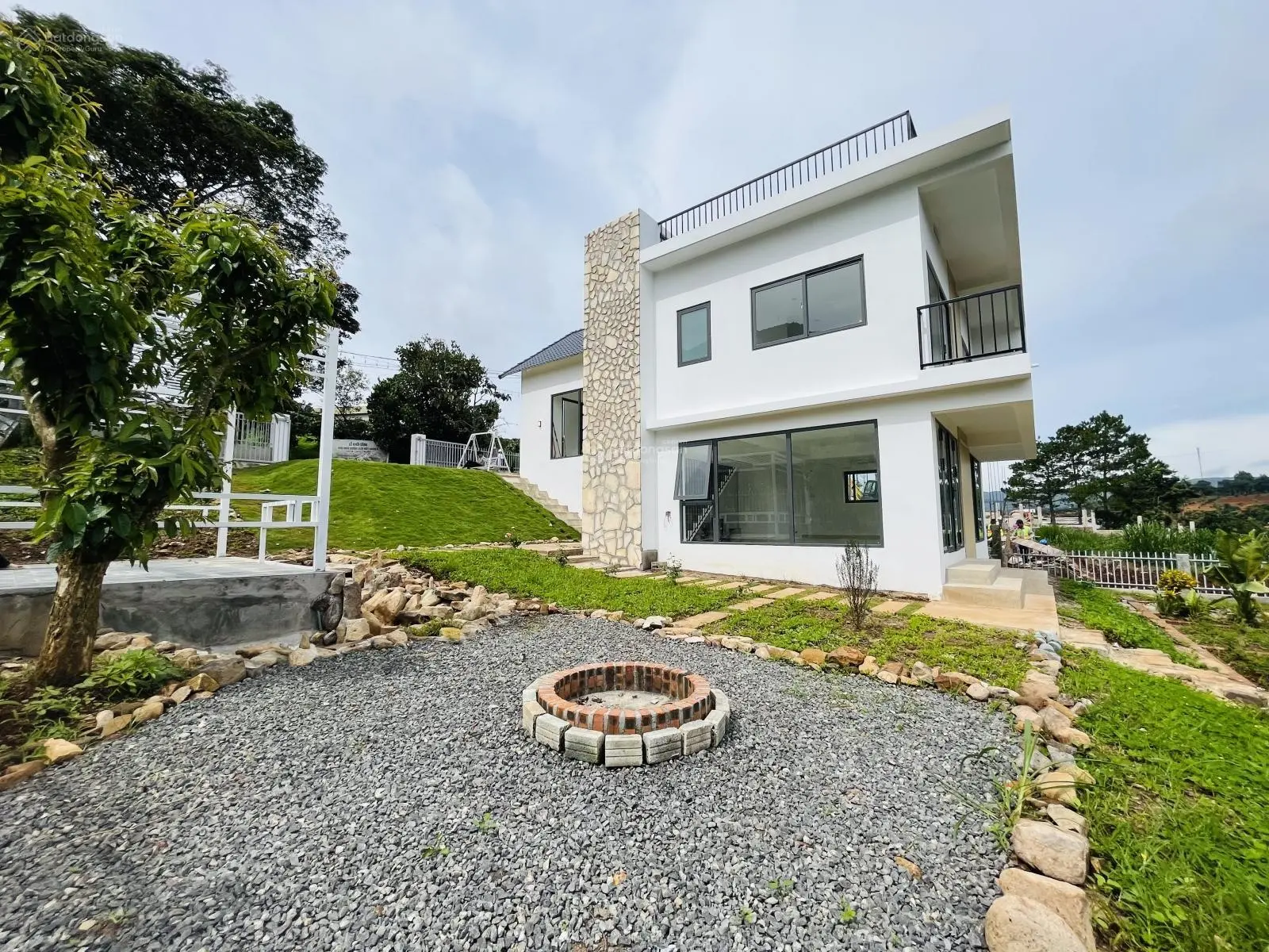 Quá chill với căn Villa nghỉ dưỡng vùng ven, có suối đá tự nhiên, có view đồi thông mát mẻ