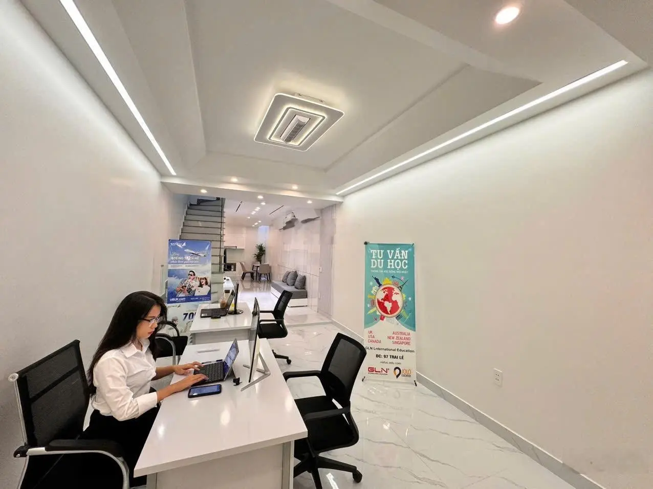Nhà 4 tầng thiết kế hiện đại vị trí kinh doanh đẹp mặt đường Trại Lẻ
