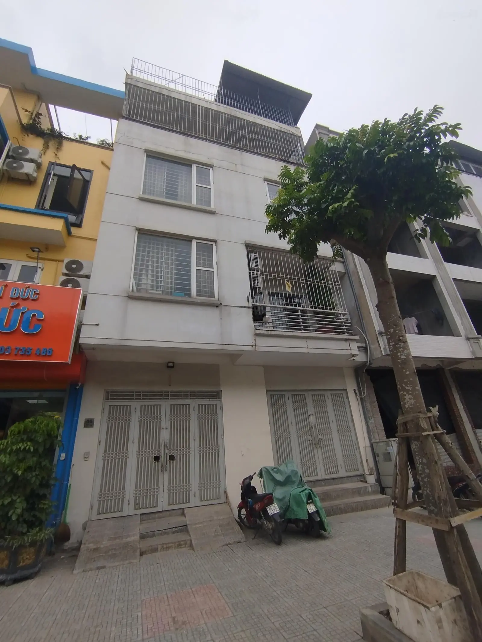 Mặt trục 24m - kinh doanh đa dạng - vỉa hè đá bóng - đang cho thuê kinh doanh 30 triệu Phú