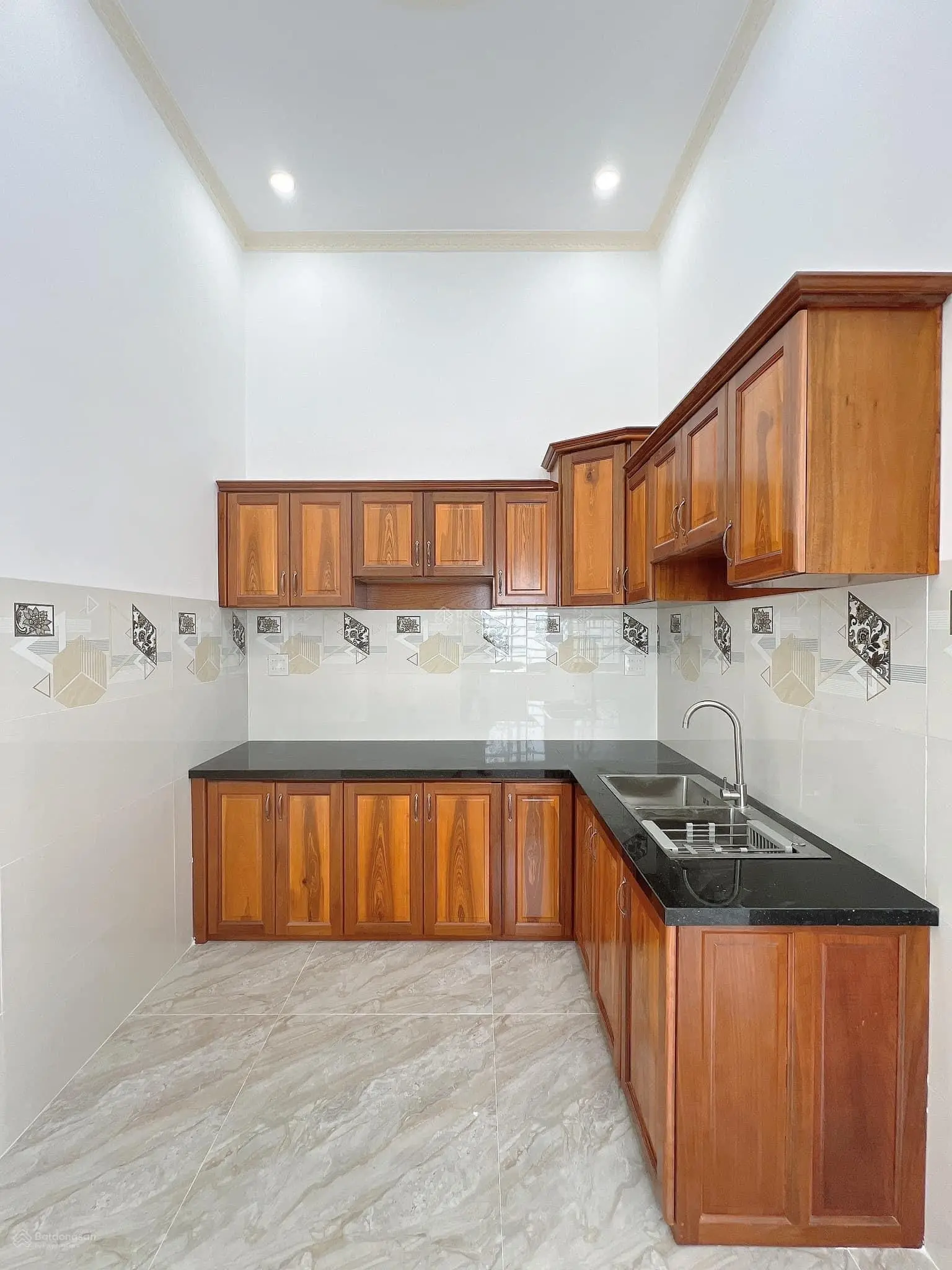 Bán nhà lầu mới 100% sổ hồng hoàn công DT 4,6 x 19 có sân đậu oto nhà gần chợ bình thủy giá 9 chủ
