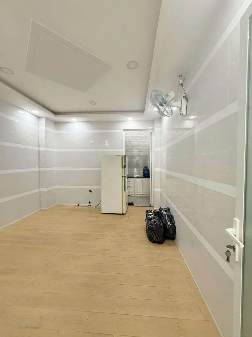 Nhà 4 tầng - ô tô ngủ trong nhà - sát mặt tiền bùi quang là - giáp tân bình- 61 m2 - gấp bán