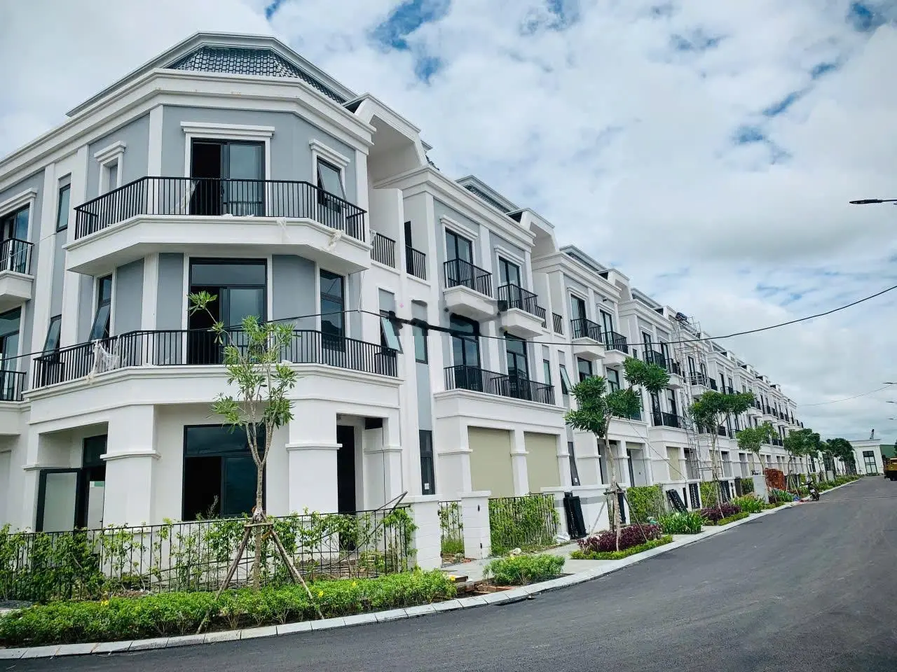 Nhà phố trung tâm Đức Hòa 3 lầu. Bank cho vay 70% + trả chậm 2 năm không lãi
