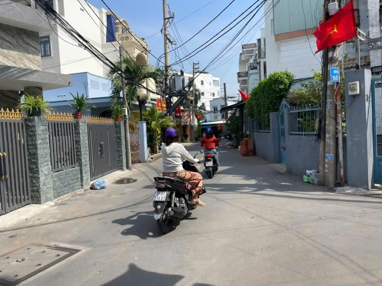 Bán nhà góc hai mặt tiền đường Phường Bình Trưng Đông, diện tích: 236m2 ngang 11m, sổ hồng riêng