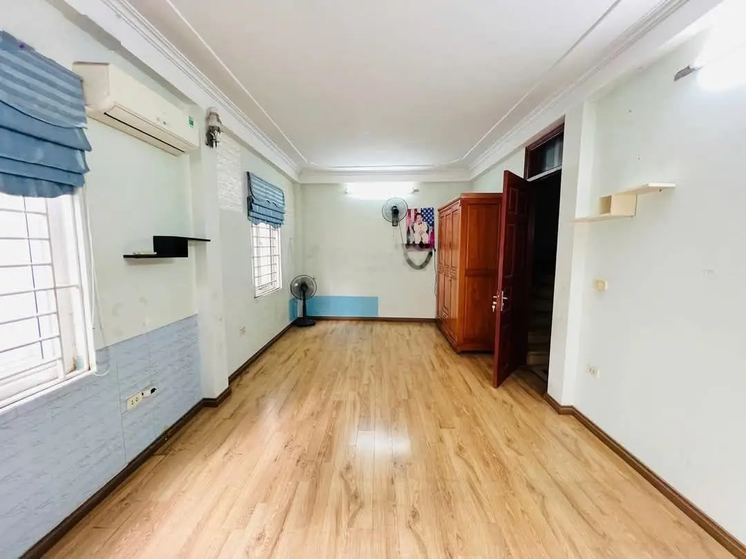 Bán nhà phố Kim Giang DT 40 m x5 t mặt tiền 5.68 m giá 7.75 tỷ .