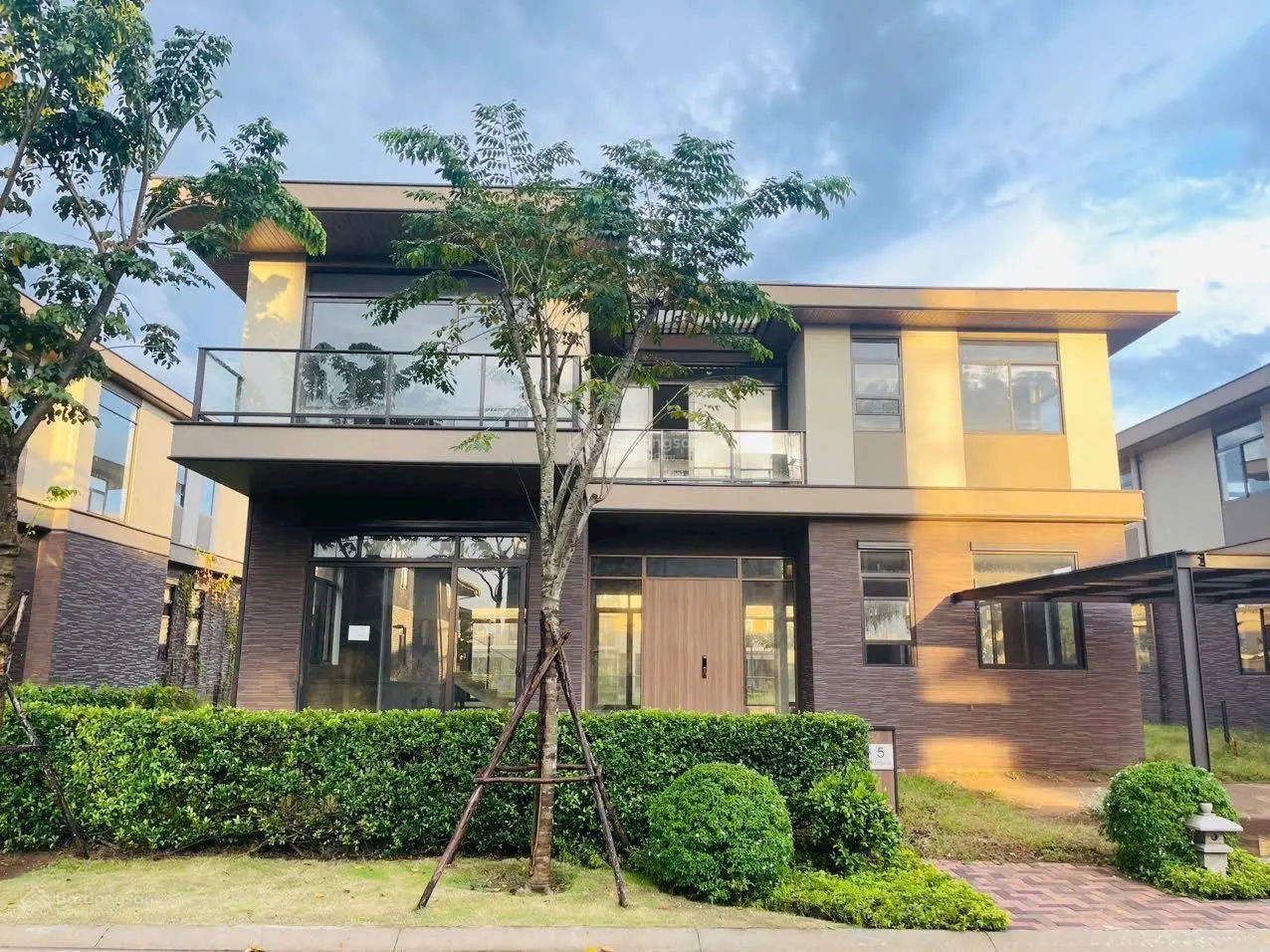 Bán biệt thự the Aqua KĐT Waterpoint giá thương lượng, diện tích 225 m2