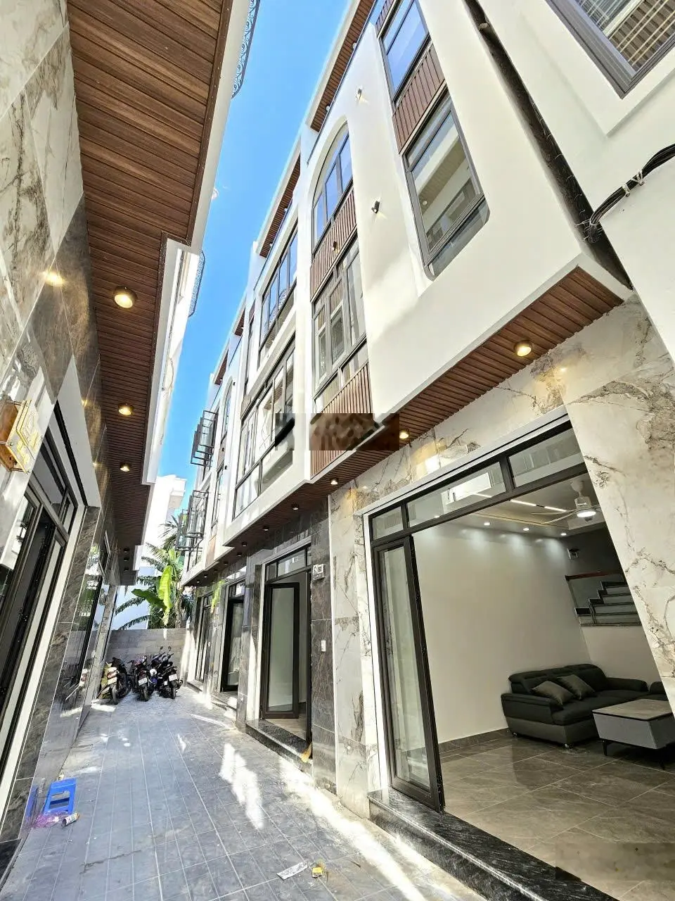Bán nhà 4 tầng ngõ to có gara ô tô cạnh nhà cực đẹp đường Thiên Lôi, gần Aeon Mall, giá hợp lý