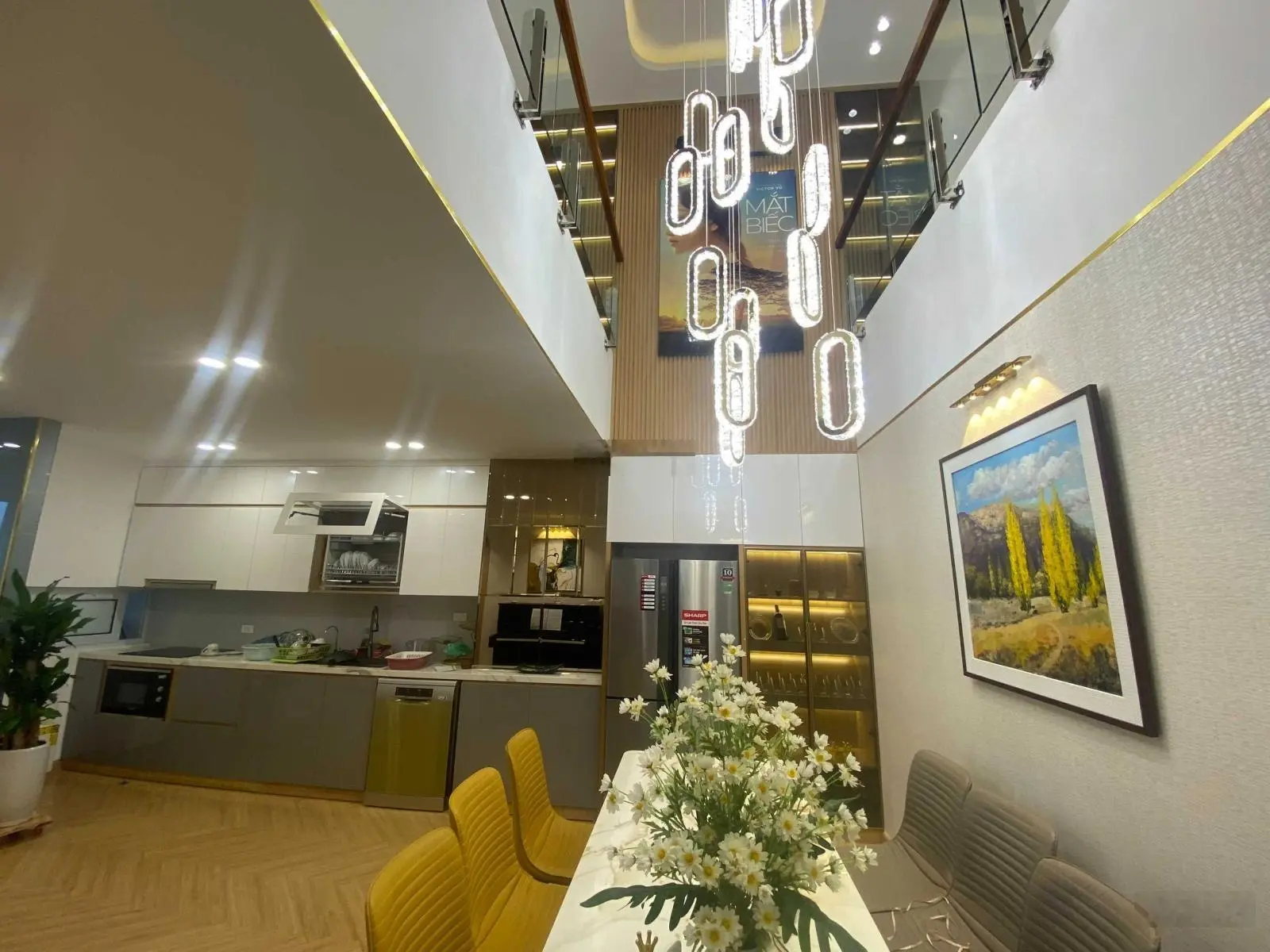 Chuyển nhà xuống biệt thự nên gia đình tôi đang cần bán căn hộ duplex DT 235m2, đầy đủ nội thất