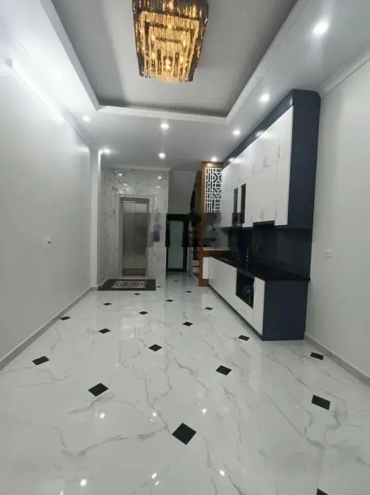 Chính chủ bán nhà 5 tầng, thang máy, DT 41m2, ô tô đỗ cửa, SĐCC, phố Dương Văn Bé. Giá: 6,5tỷ