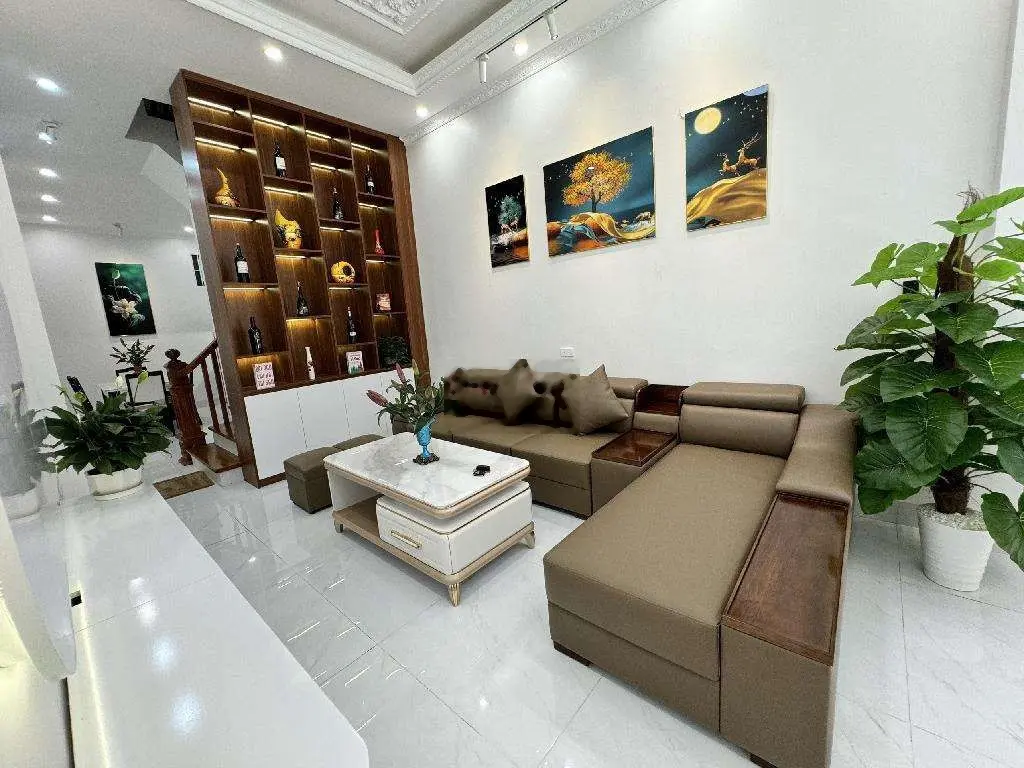 Bán nhà 40m2 Lê Duẩn, 2 thoáng, 4 ngủ, ô tô đỗ cửa