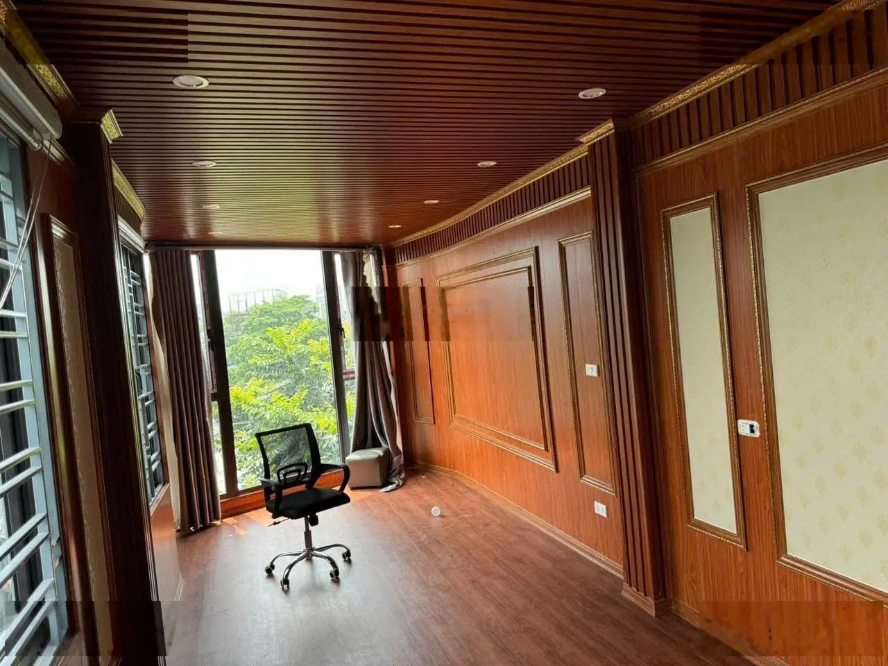 Bán nhà phân lô phố Chùa Láng, Đống Đa. DT 52m2*4,5 tầng. MT 4,6m. H: T. Gara ô tô. Sổ đỏ. 21,5 tỷ