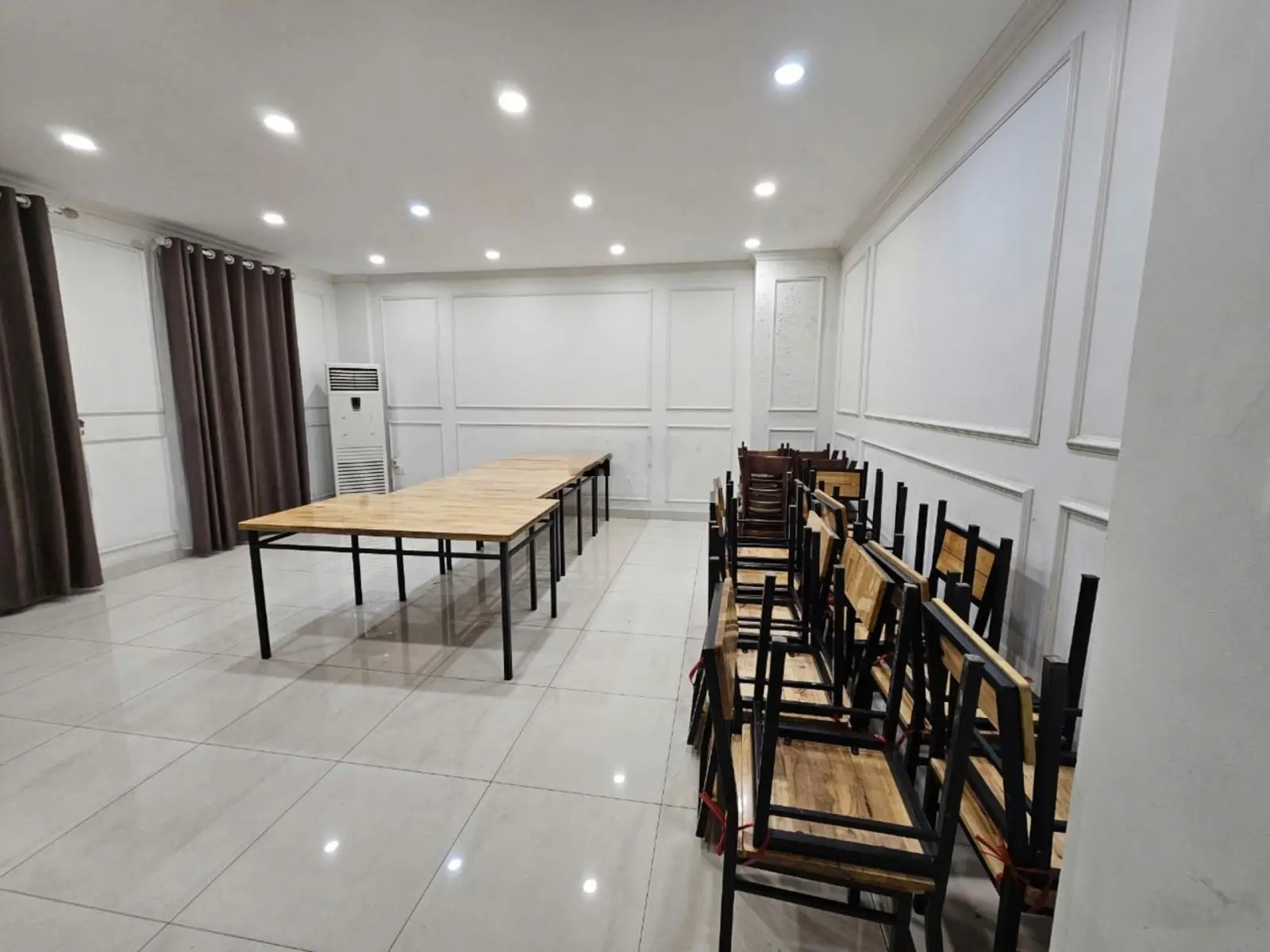 Em cần bán khách sạn view hồ 129m2, MT 10m, 20 phòng, K15 phường Ninh Xá, đang cho thuê 100tr/tháng