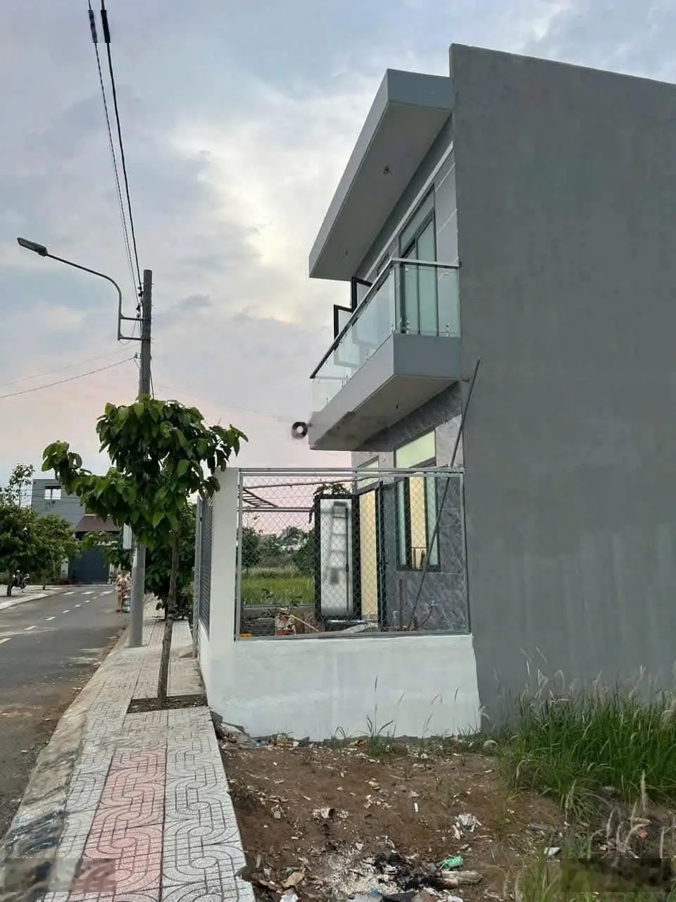 Bán gấp nhà ngay chợ Bình Chánh, Đường Hoàng Phan Thái 5x23,58m. Đang cho thuê 12tr/1th (SHR)