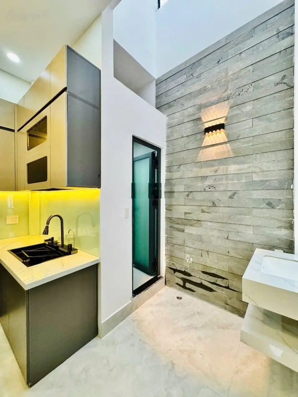 Bán gấp nhà đẹp Sư Vạn Hạnh, P12, Q10. Xây 1 trệt 2 lầu, 80m². Hẻm oto 5m, ra Vạn Hạnh Mall 3 phút