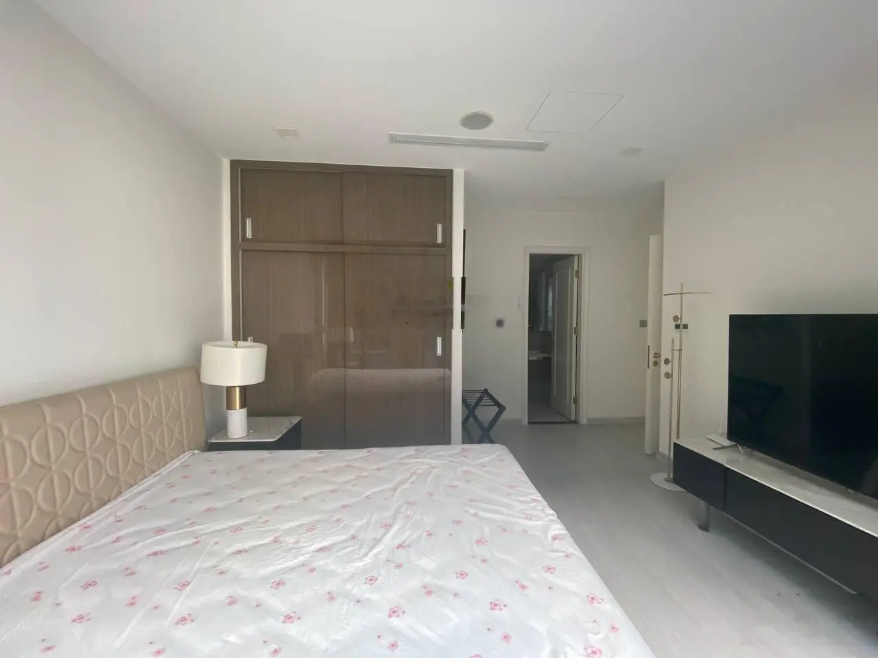 Sang sổ liền tay cần bán nhanh căn hộ Vinhomes Golden River 2PN 9,8 tỷ 79m2