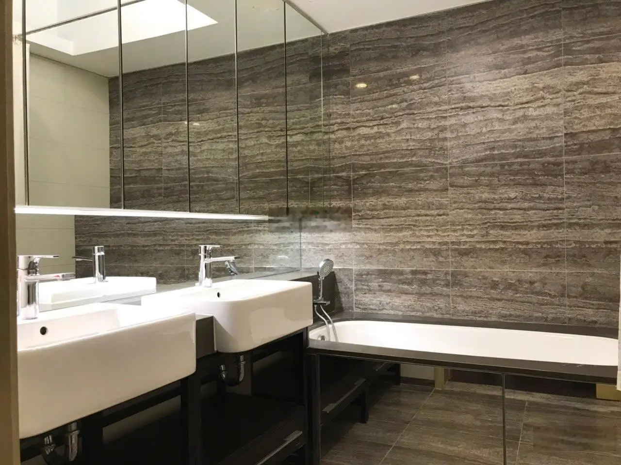 Chính chủ bán căn hộ 3pn-145m2 chung cư Indochina Plaza Cầu Giấy, full nội thất. LH: 0968 201 ***