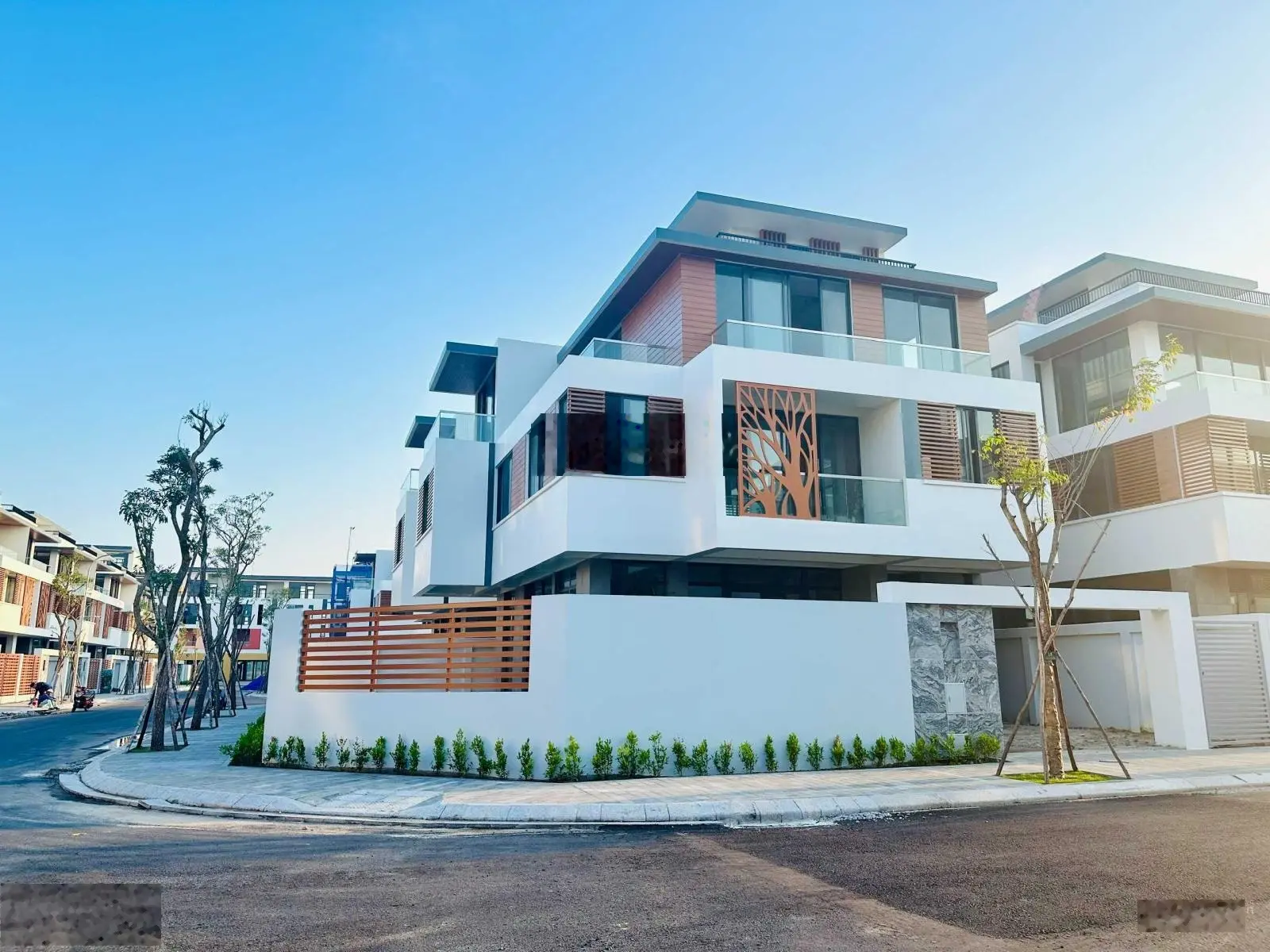 Bán biệt thự Phú Quốc cách Bãi Trường 300m - giá chỉ 24,5 tỷ - sở hữu lâu dài