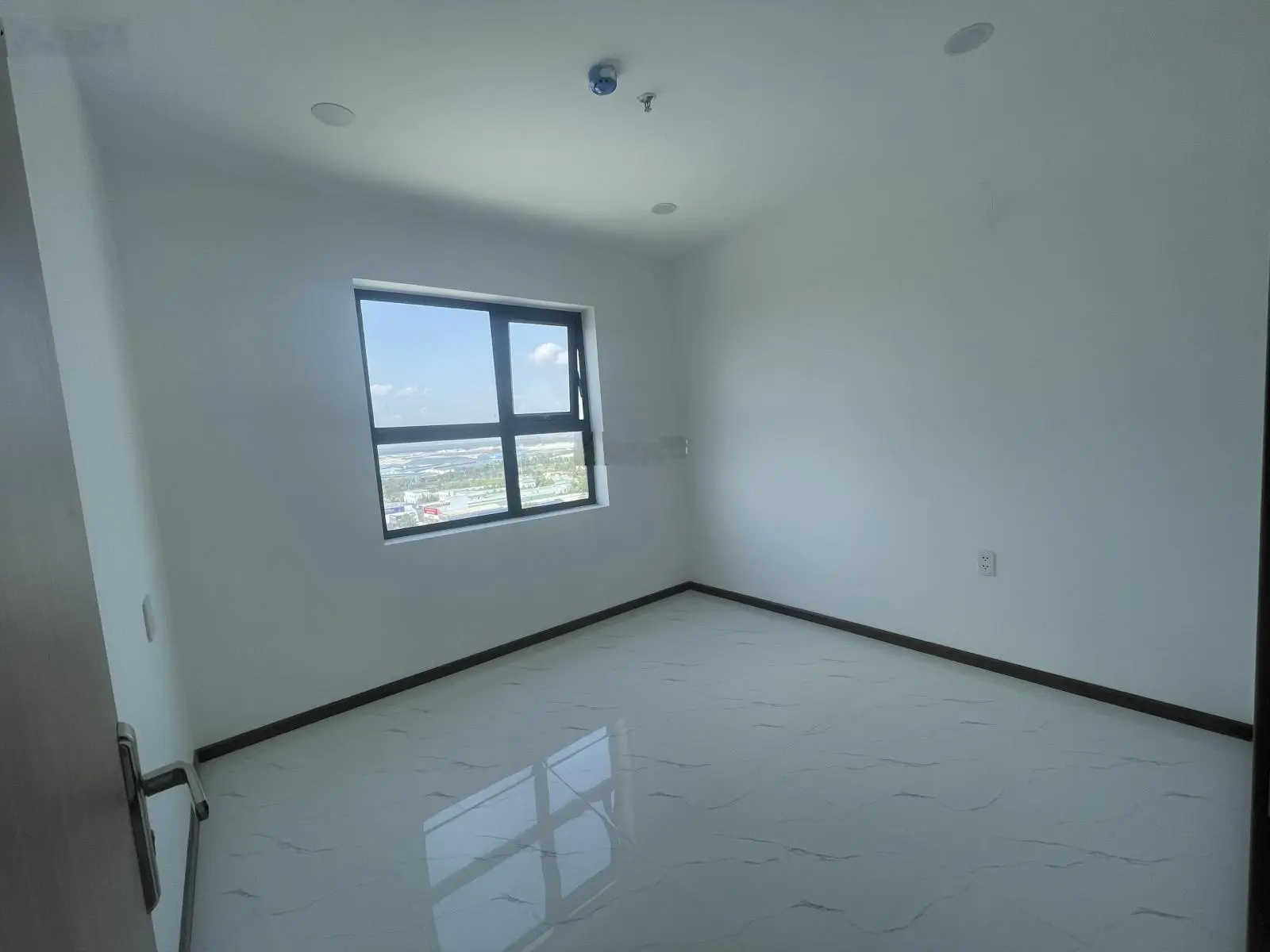 Cần tiền bán gấp căn hộ 61m2-2PN2WC bao thuế phí sang tên, LH 0766 128 ***