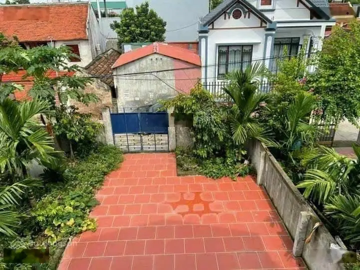 Chính chủ cần bán lô đất S = 200m2 sẵn nhà 3 tầng - sát chợ - trường học - cách HN chỉ 23km