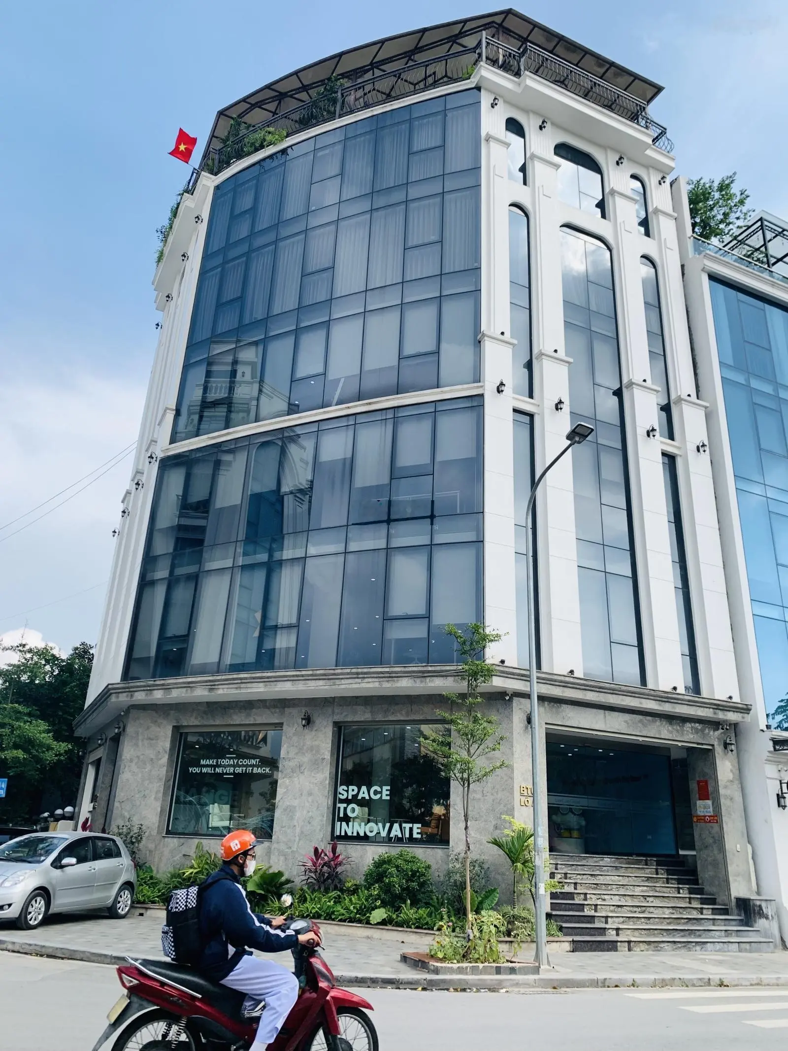 Bán building nguyễn xiển,165m2,8t, mt 20m, lô góc, gpxd, pccc, dòng tiền gần 2 tỷ/năm.